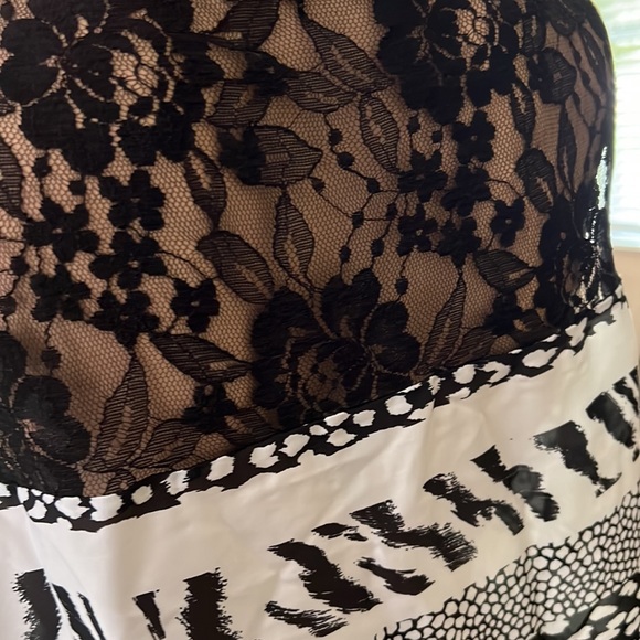 Sleeveless Black and White Express Top - Picture 5 of 6